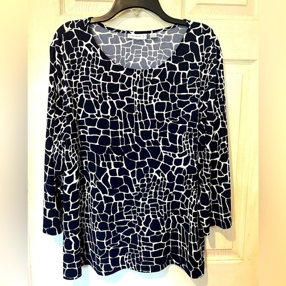 NWOT Susan Graver Navy and White Liquid Knit Top - Picture 1 of 6